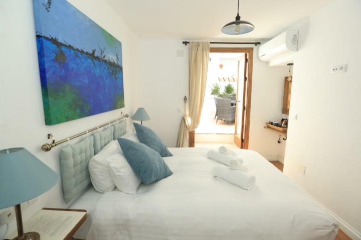 Seven-Bedroom House,798725961:JPEG